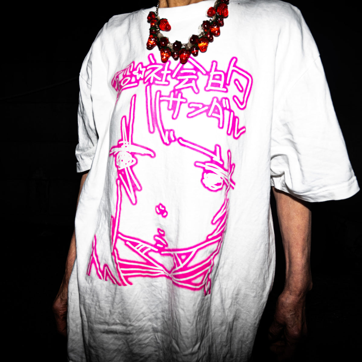 超☆社会的サンダル /　「新☆春　楽園、此処二有リ。」"オニザワマシロ" Illustration T-Shirt
